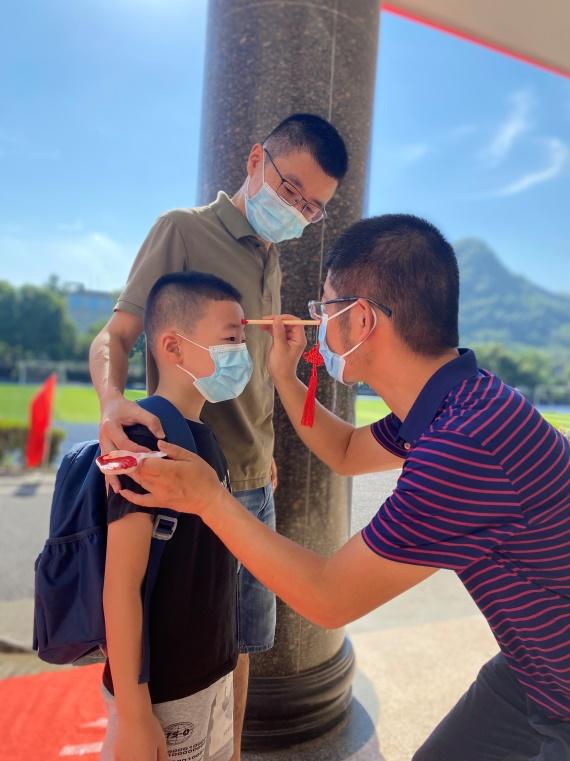 太暖心!新学期教室里这块特殊的黑板,羡慕了多少人