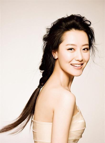 曾被成龙捧红却为家庭放弃,24岁被成龙捧红的女星