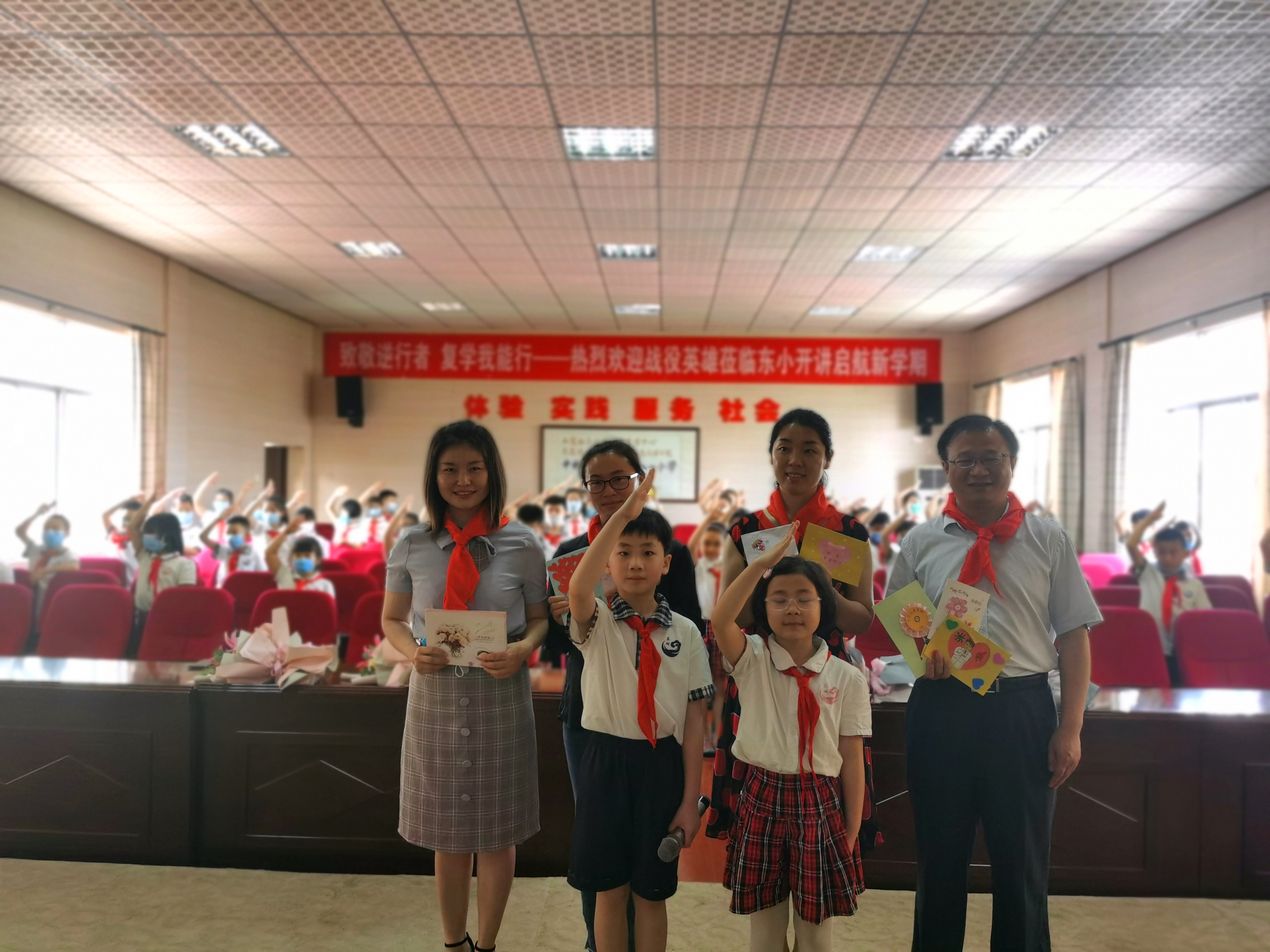 礼赞抗疫英雄弘扬抗疫精神,学习抗疫先进事迹致敬抗疫英雄