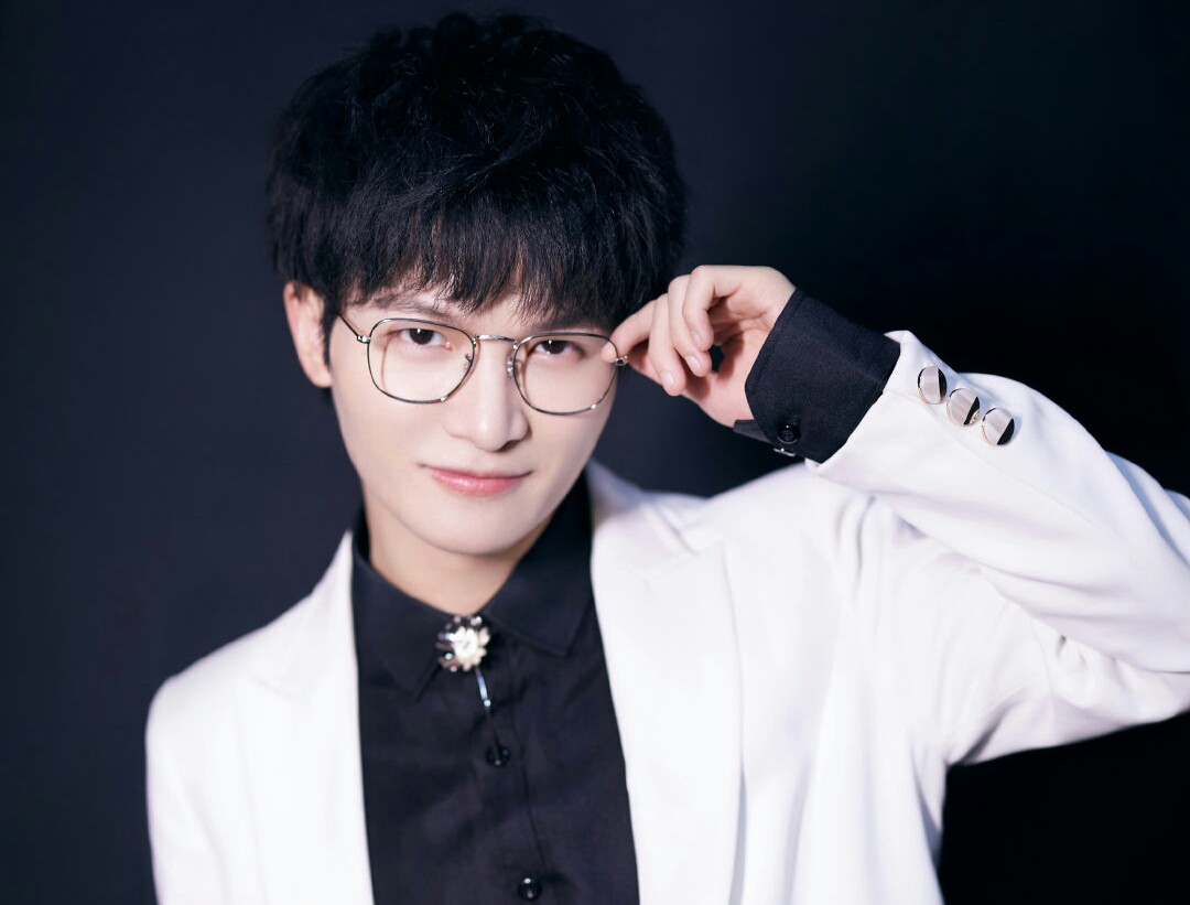 布丁凡尔赛式追星：一直喜欢宝藏男孩周深，他的天籁之音深得我心