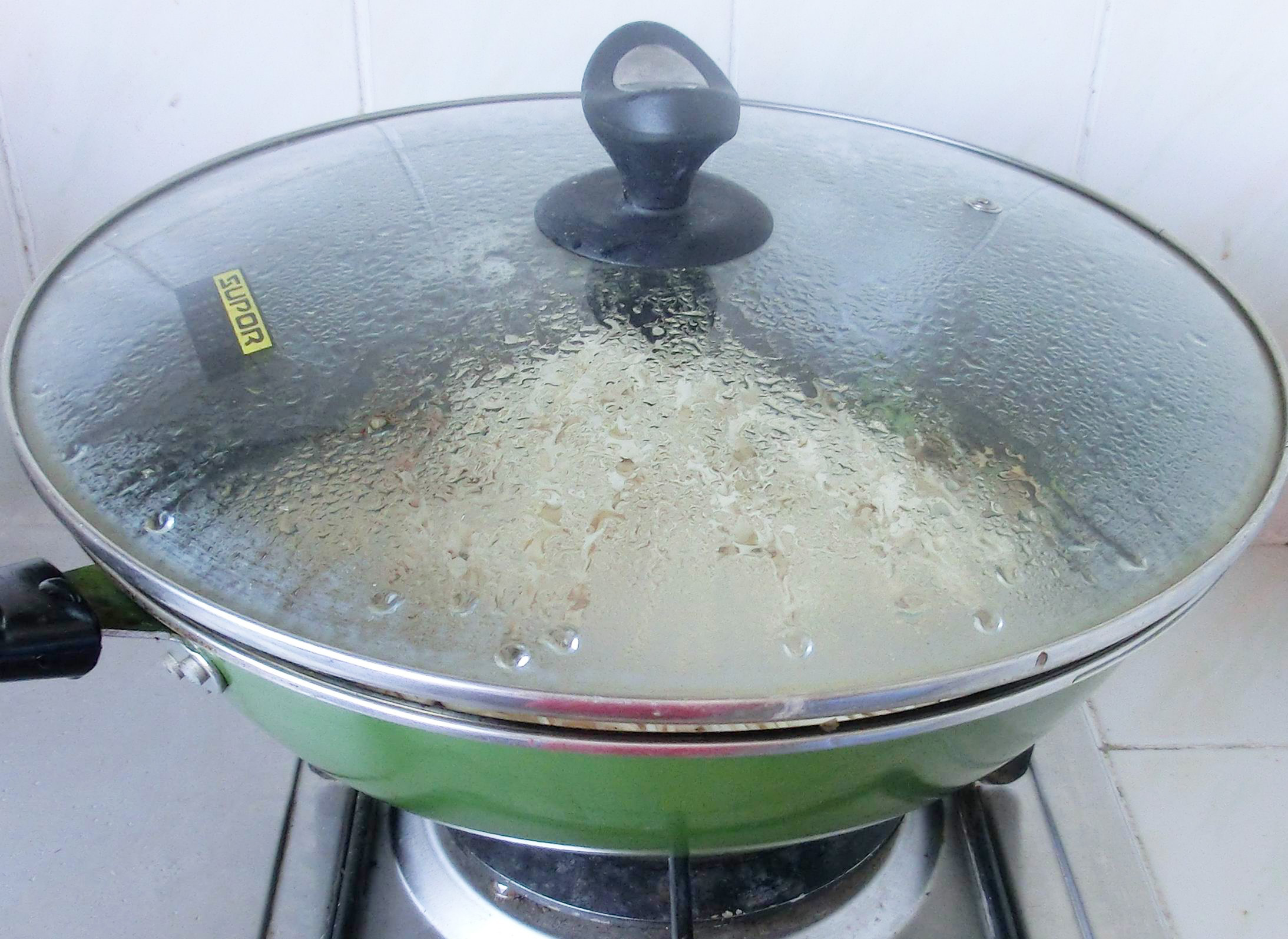 焖面时用干面要怎么做,焖面怎样做出了锅不粘