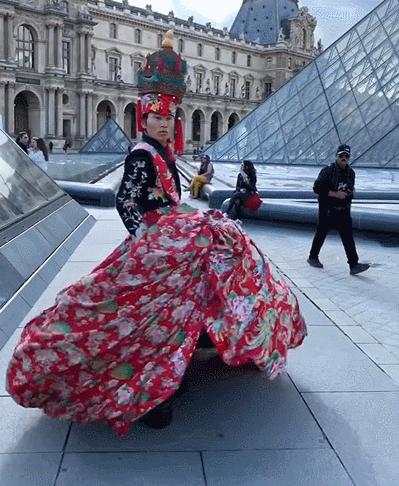 给明星做造型的“垃圾”行为艺术家?雷人背后的那一份深刻……