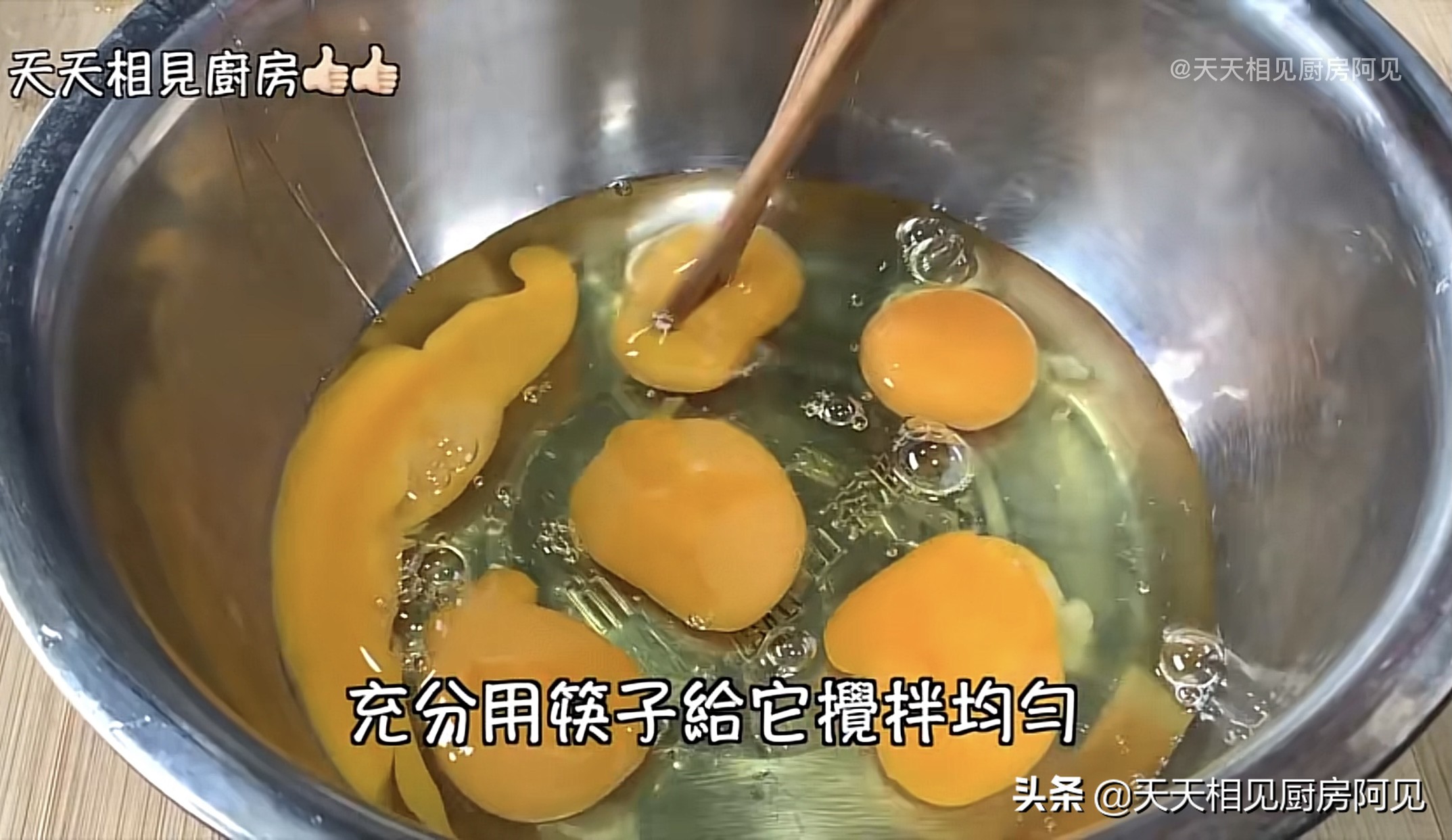 无需打蛋器用电饭煲做蛋糕,电饭煲蛋糕4个鸡蛋要几勺面粉