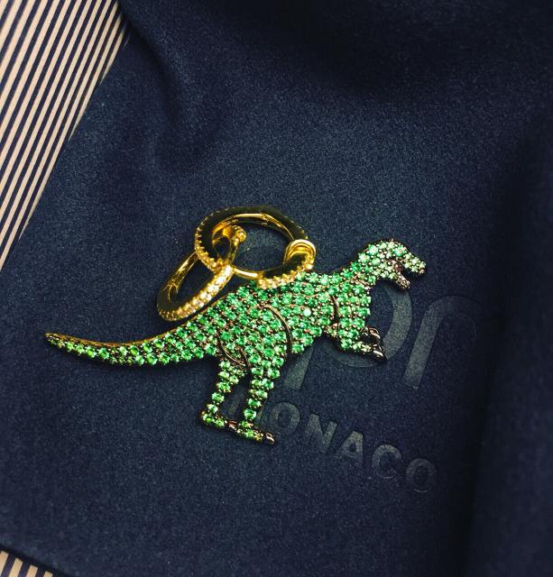 给女神送礼送什么合适 (怎样送女神礼物不尴尬)