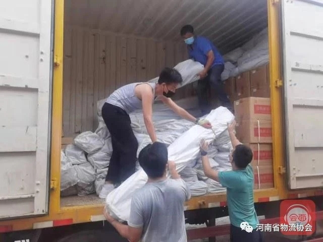 扛起防控责任坚守防疫一线,扛责任勇担当