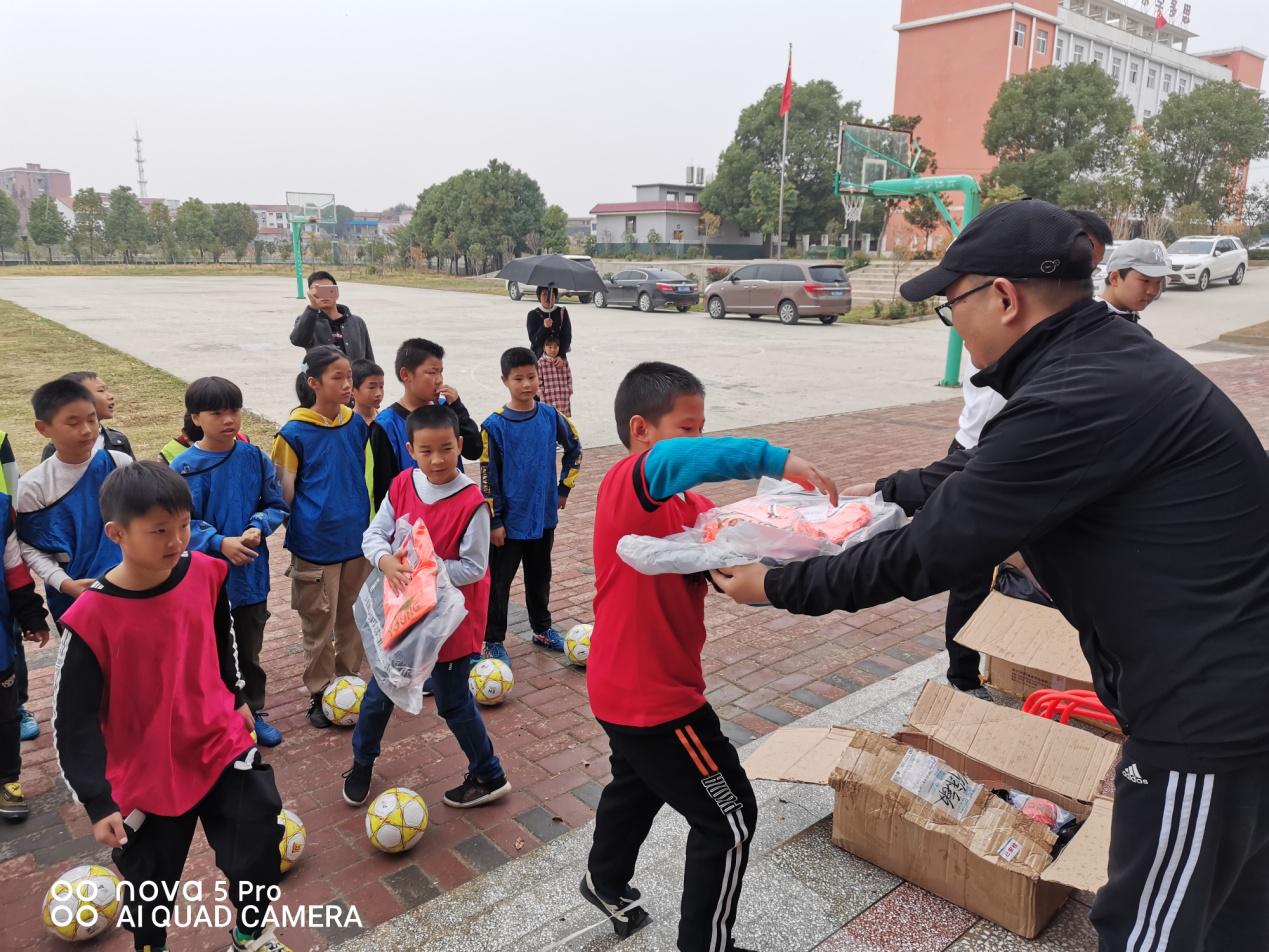 筑梦绿茵快乐成长——湖北君安足球俱乐部到黄州陶店小学开展公益资助活动