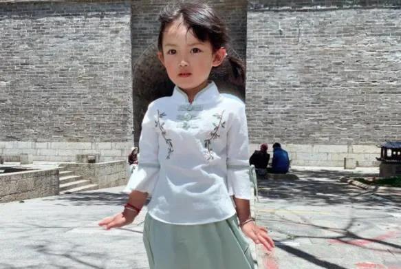 神兜兜的超级奶爸接受采访,路上遇到了兜兜的超级奶爸