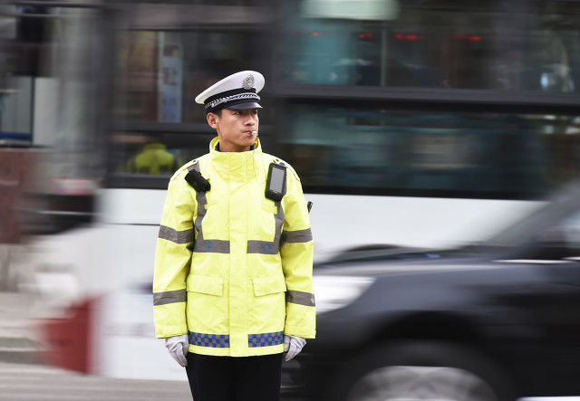 辅警交警罚单,辅警贴的违停单有用吗