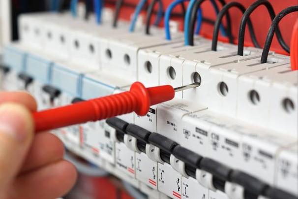 家里电闸主闸发热还跳闸,家里厨房的电闸老是跳闸