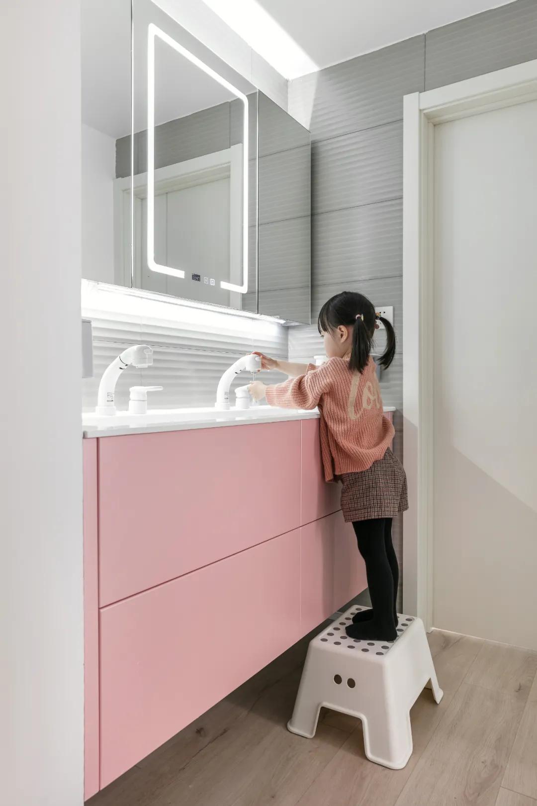 100平现代简约阳台装修风格,125平带阳台简约温馨装修风格