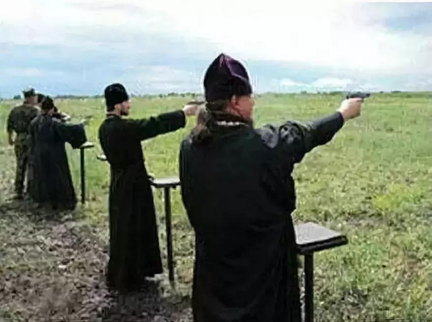 奇葩！5.7米的高粱引村民烧香祭拜，各国军营里迷信有哪些？