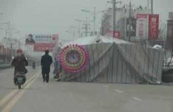 路上开车遇到殡葬车怎么办,开车时误入送殡的车队怎么办