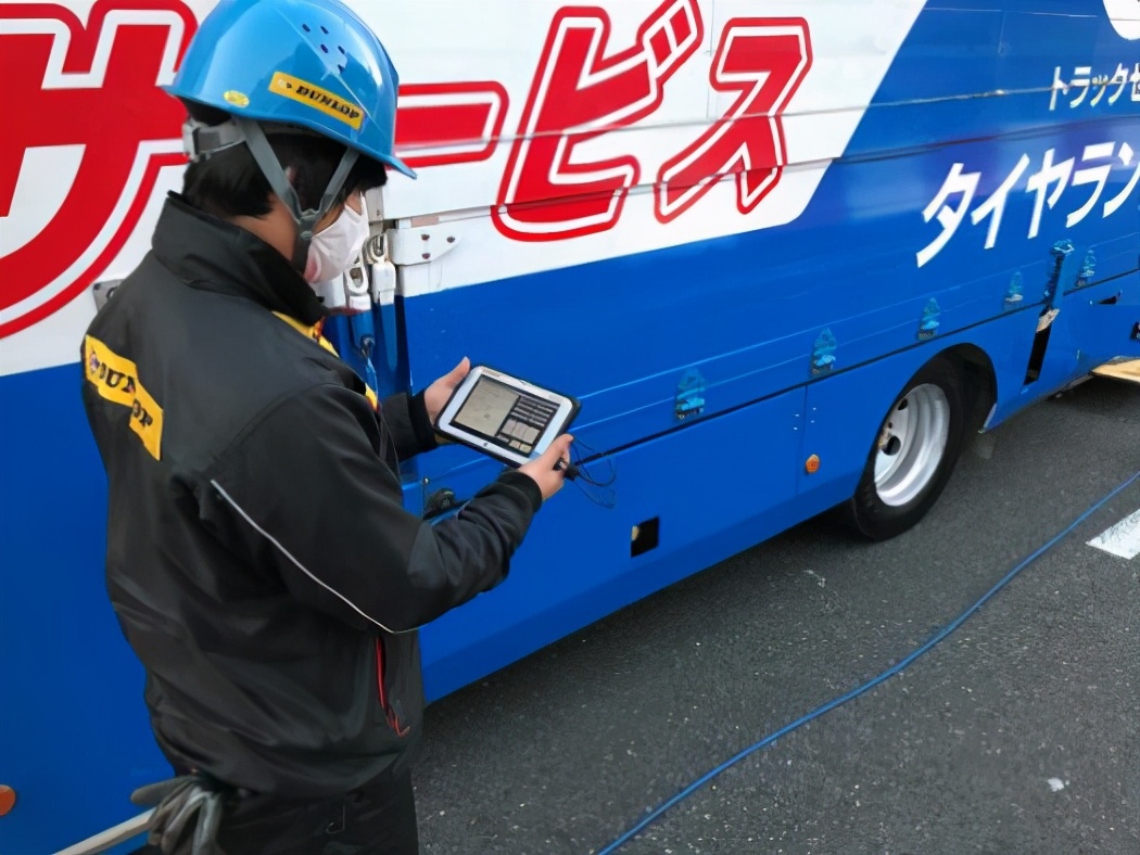 黑科技轮胎爆胎,无人自动救援车