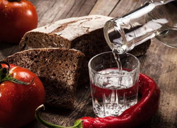 高粱酒酿酒的配方教程,生料高粱酒酿造方法