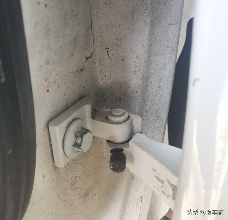 4万多的名爵锐腾买来糟心，拆开饰板车主叫出声，底盘装甲白喷了