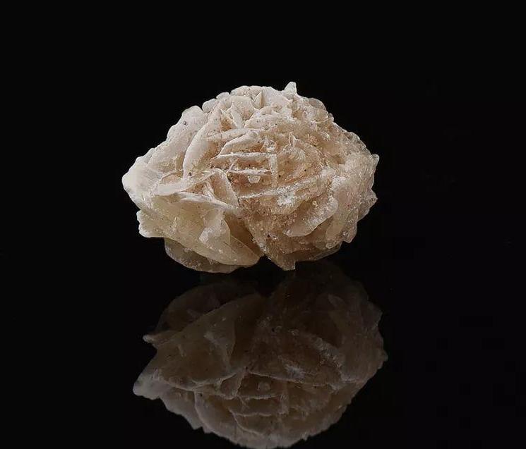 沙漠的石头为什么一定不要捡,为何在沙漠看到石头必须捡起来