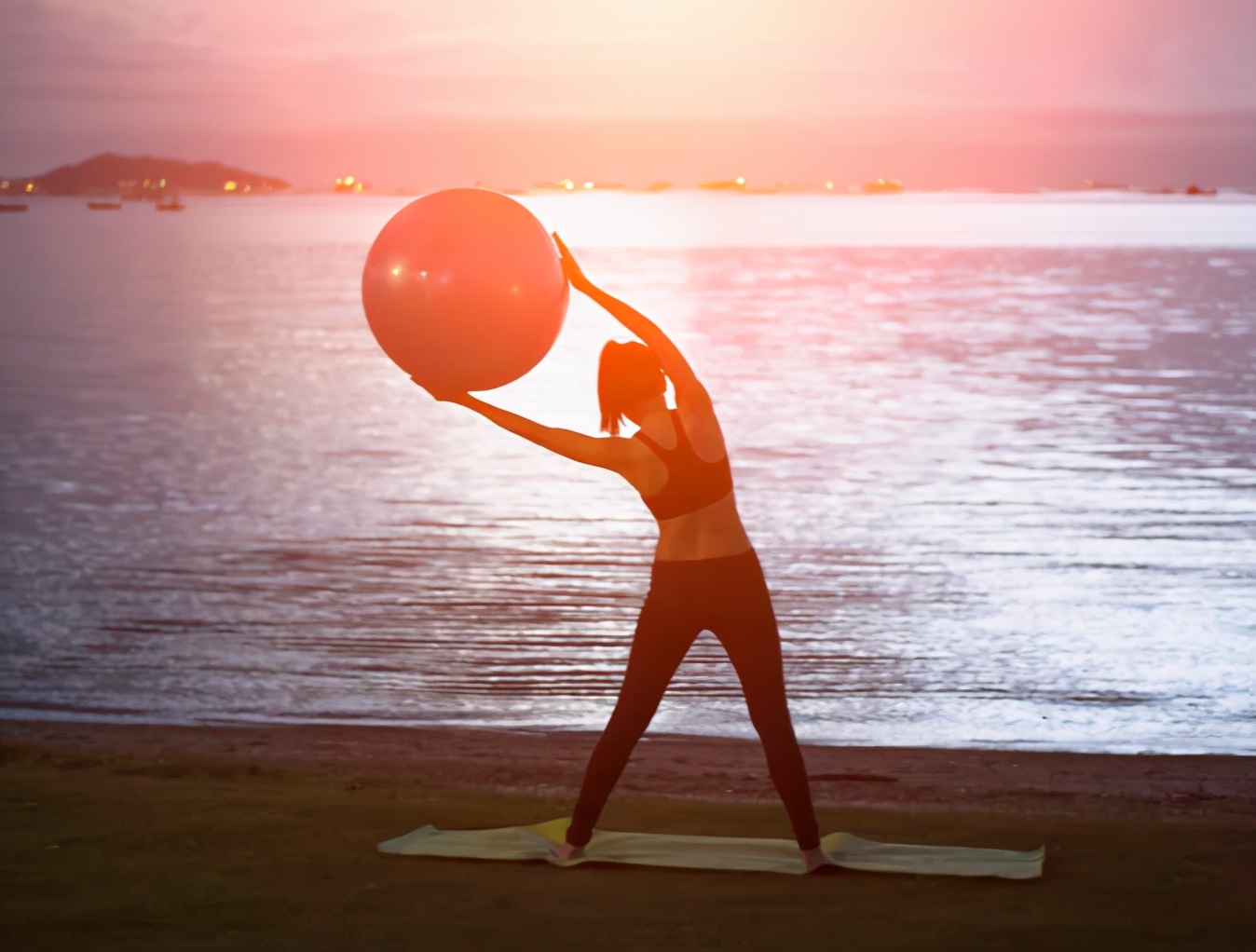 使用健身球练习瑜伽有哪些好处,瑜伽球训练100个经典动作