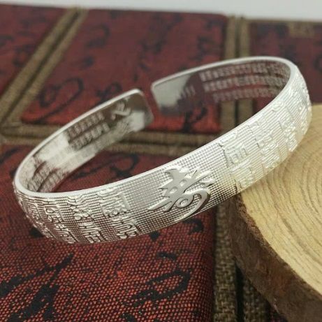 周大福和老凤祥哪个玉器好,周大福和老凤祥银饰哪个好