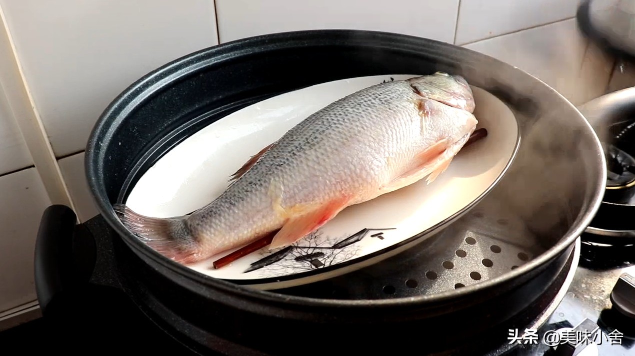清蒸鲈鱼肉质鲜嫩无腥味家庭最爱,家庭版清蒸鲈鱼的正确做法