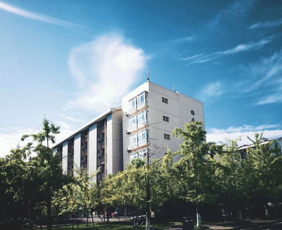 重庆各个大学的宿舍,羡慕大学新宿舍还有海景房