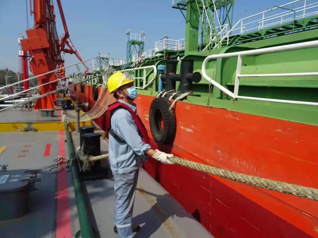 忙碌的他们,身上有光!