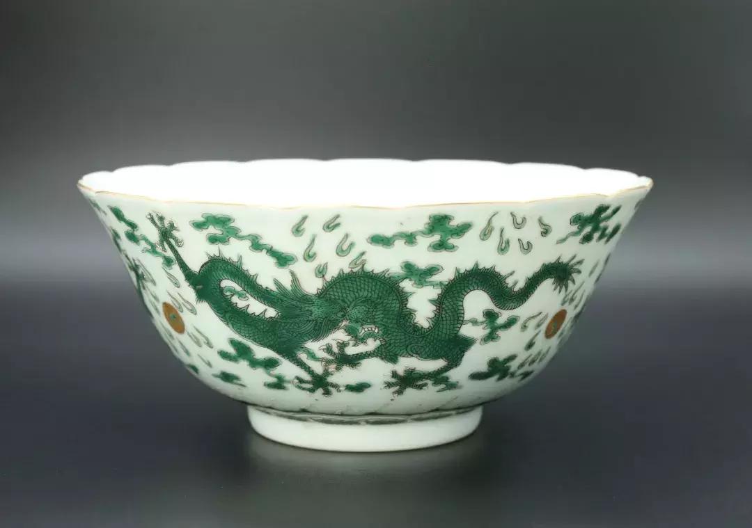优画佳赏|素三彩:白地绿彩龙纹荷叶碗上玉娇龙