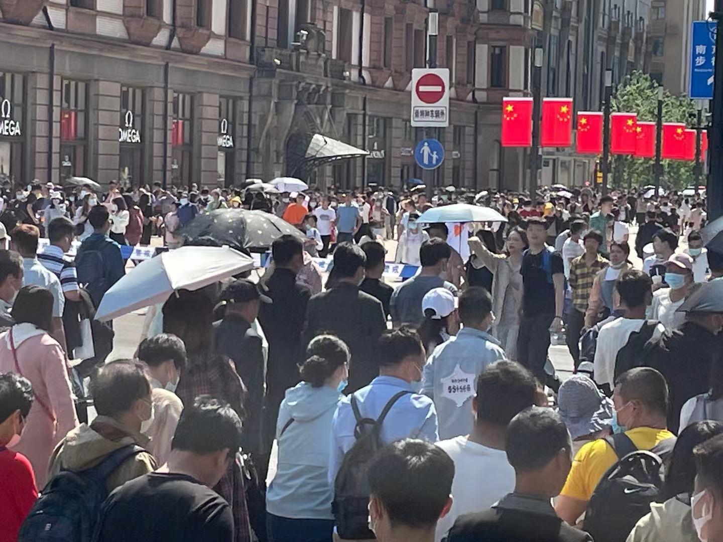 陪美籍同事五一节出游:阿迪、耐克店人员爆满,老外的话很打脸