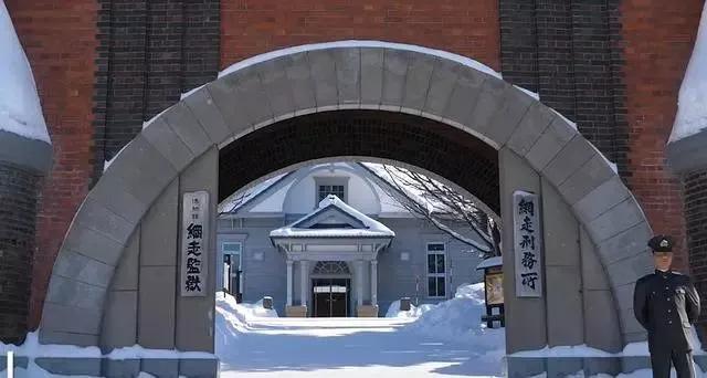 住进“坐穿牢底”的酒店，打卡深度体验监狱生活的博物馆