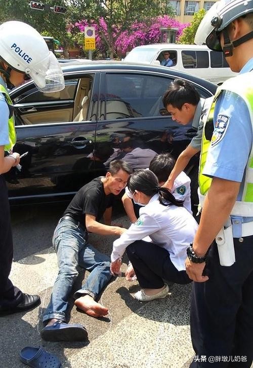 孩子老是觉得家里很穷花钱就心疼,孩子总是眉头紧锁看着不喜庆