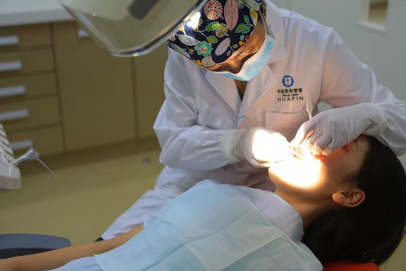 让你笑出自信的不止益达！仅39.9元抢成都华品口腔保健洁牙套餐！