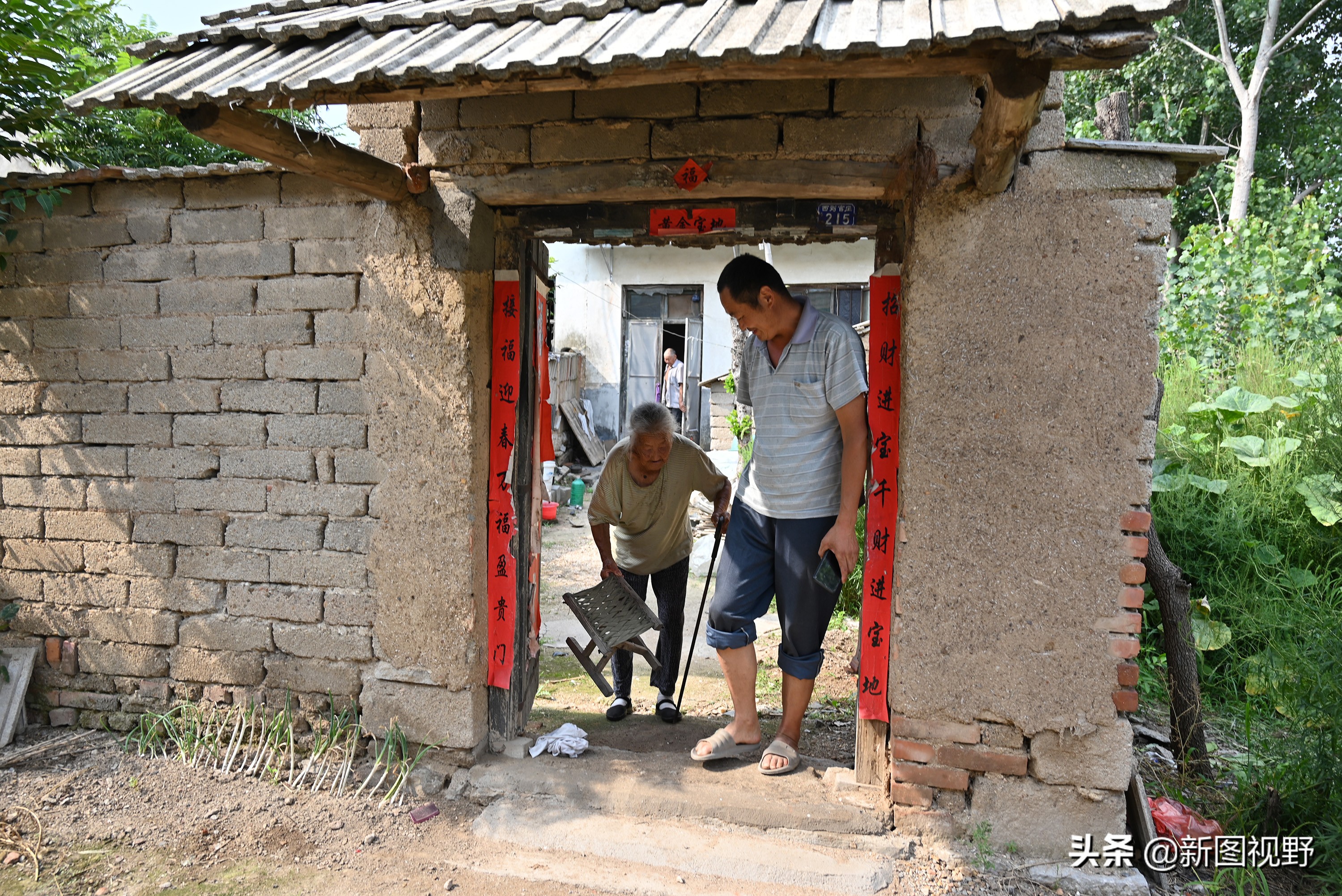 77岁儿子谈长寿经验,100岁母亲插话说出生活秘诀,极具人生智慧