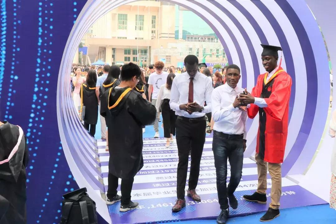 毕业啦难舍难分,毕业啦很舍不得离开