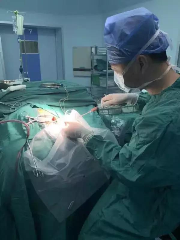 一男子口吐鲜血,男子突然口吐鲜血