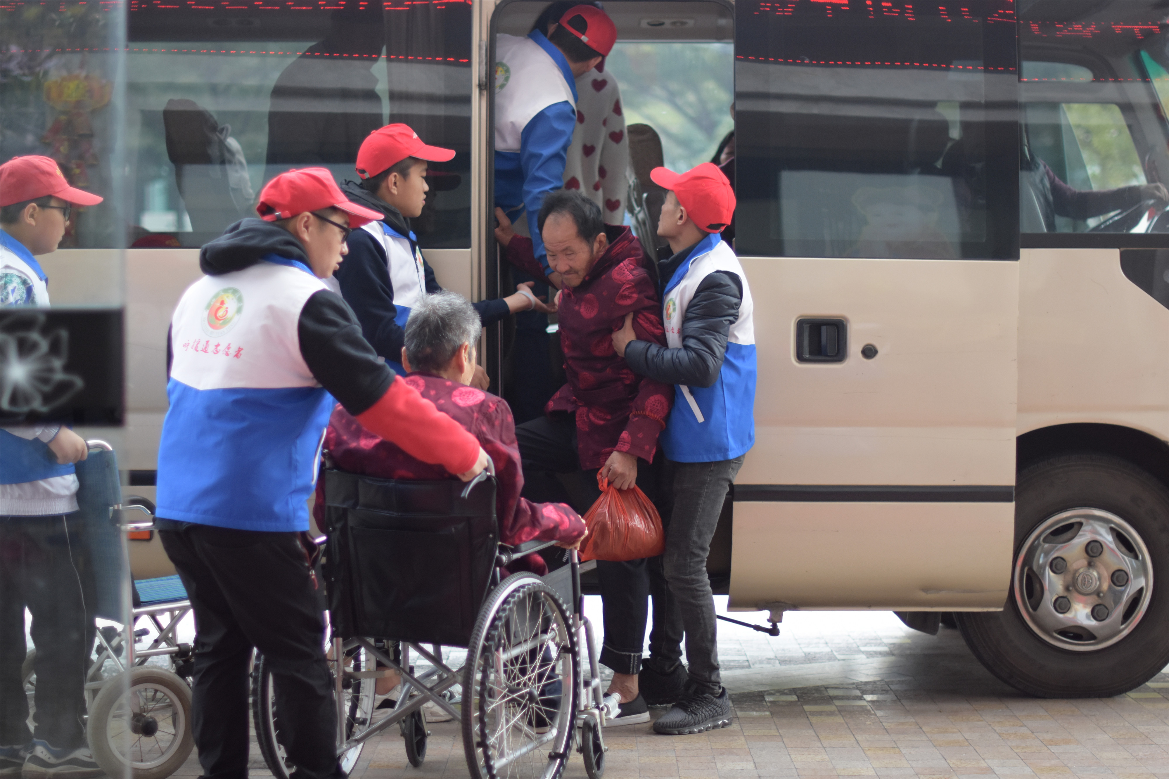 龙湖区第八个善待鳏寡百叟宴今举行铂晶大酒店多年资助大爱奉献