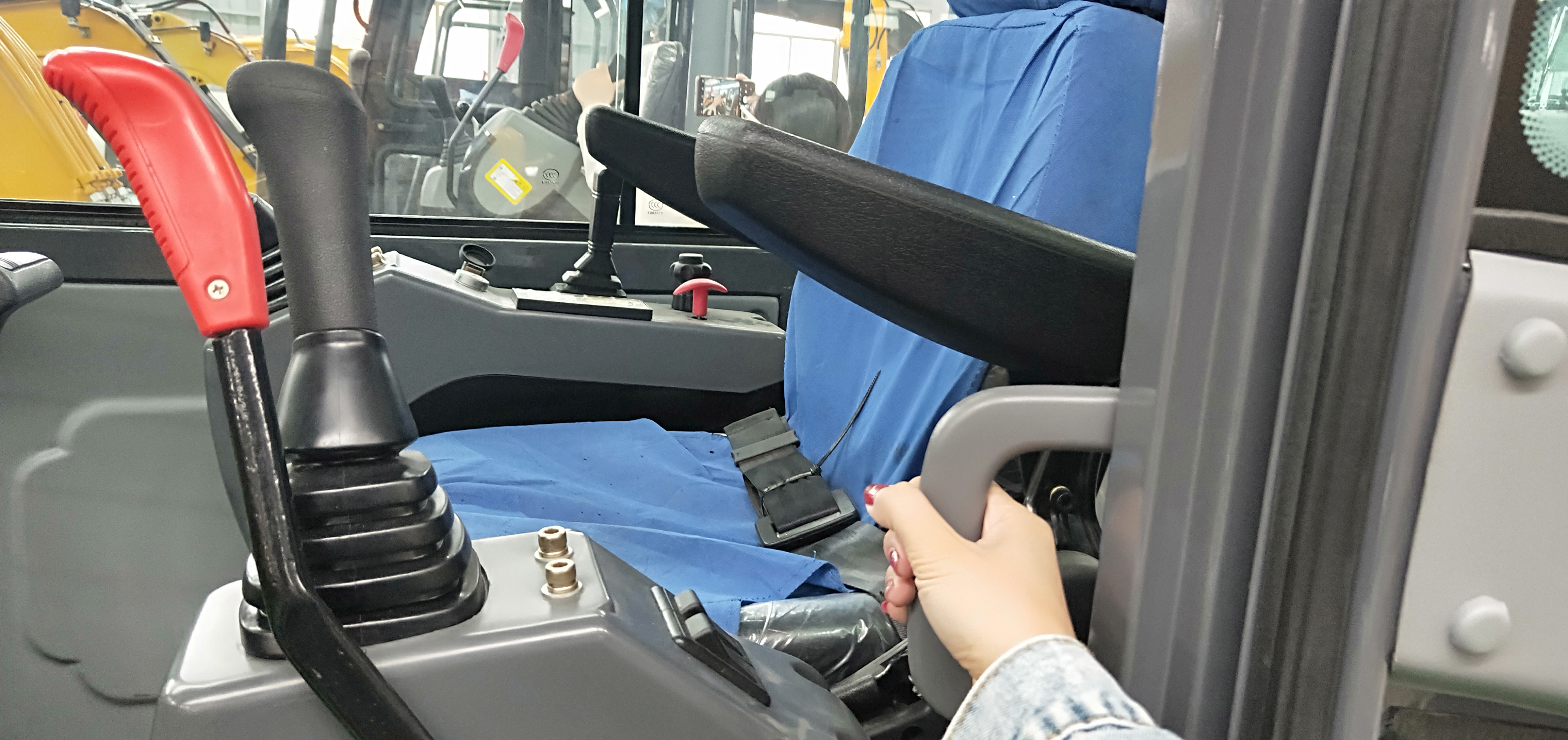 微挖掘机怎么开,微挖小型挖掘机操作