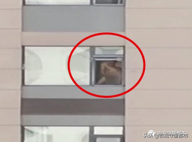 大白天裸男窗边做不雅动作，面对物业、民警拒不开门，400位业主要联名起诉