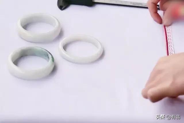 翡翠手镯戴的方法,玉手镯要怎样戴和脱