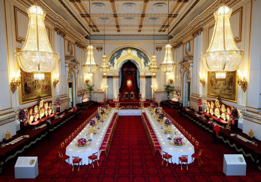 当王室成员打开大门在家里拍照时，我们才终可以一睹他们的豪宅