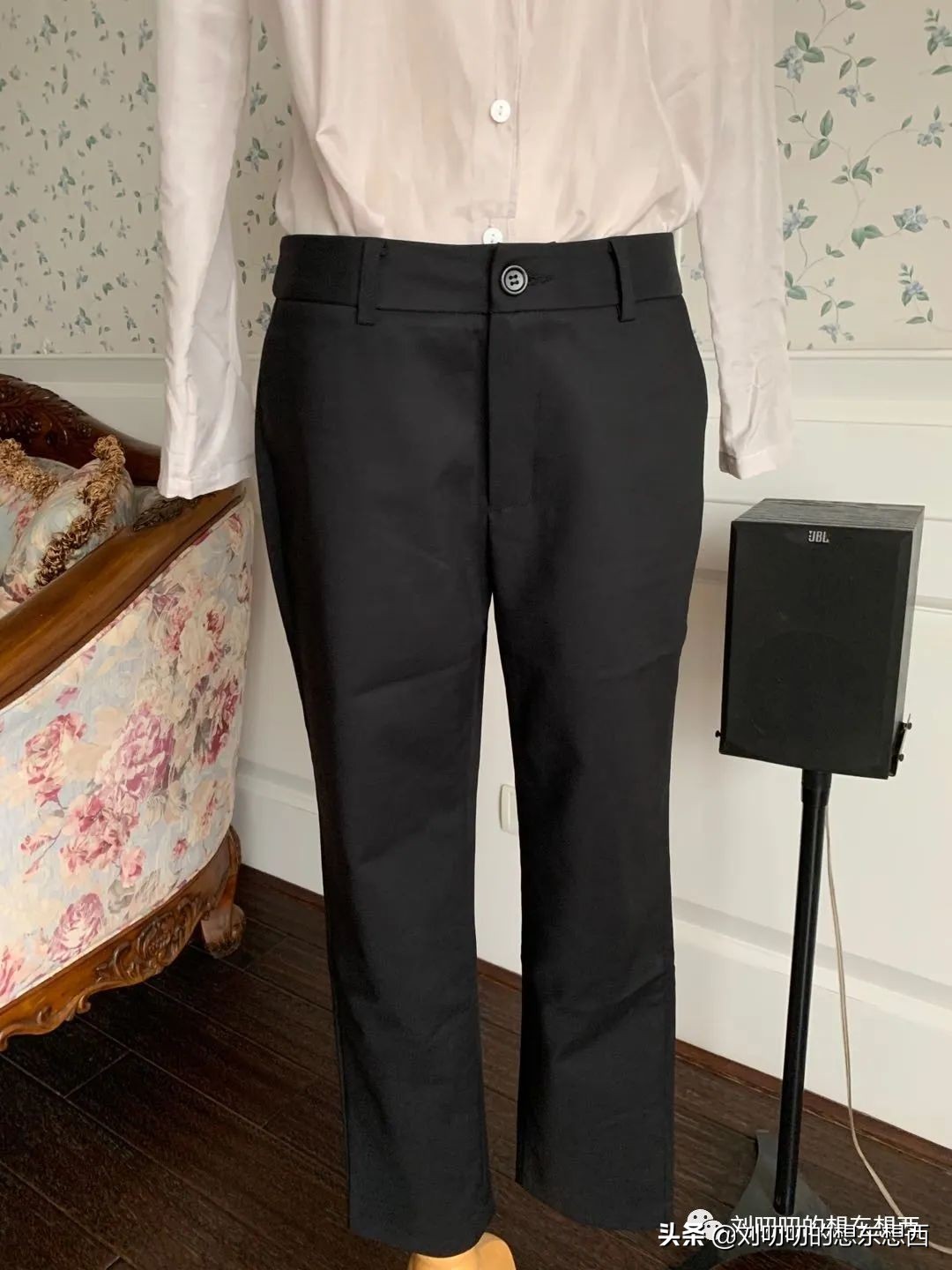 一身黑怎么穿才好看,轻社交场合穿搭