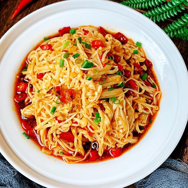 凉拌金针菇的家常做法酸辣美味,香辣金针菇怎么凉拌好吃