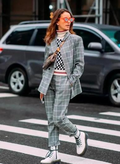 打*裤底**就要失宠了，今年大家都在穿“豆腐裤”，遮肉显高还时髦