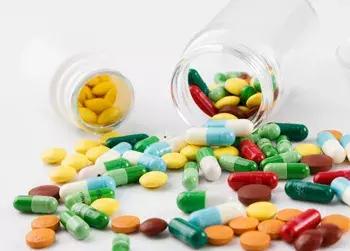 得了灰指甲一个传染俩,得了灰指甲一个传染俩是真的么