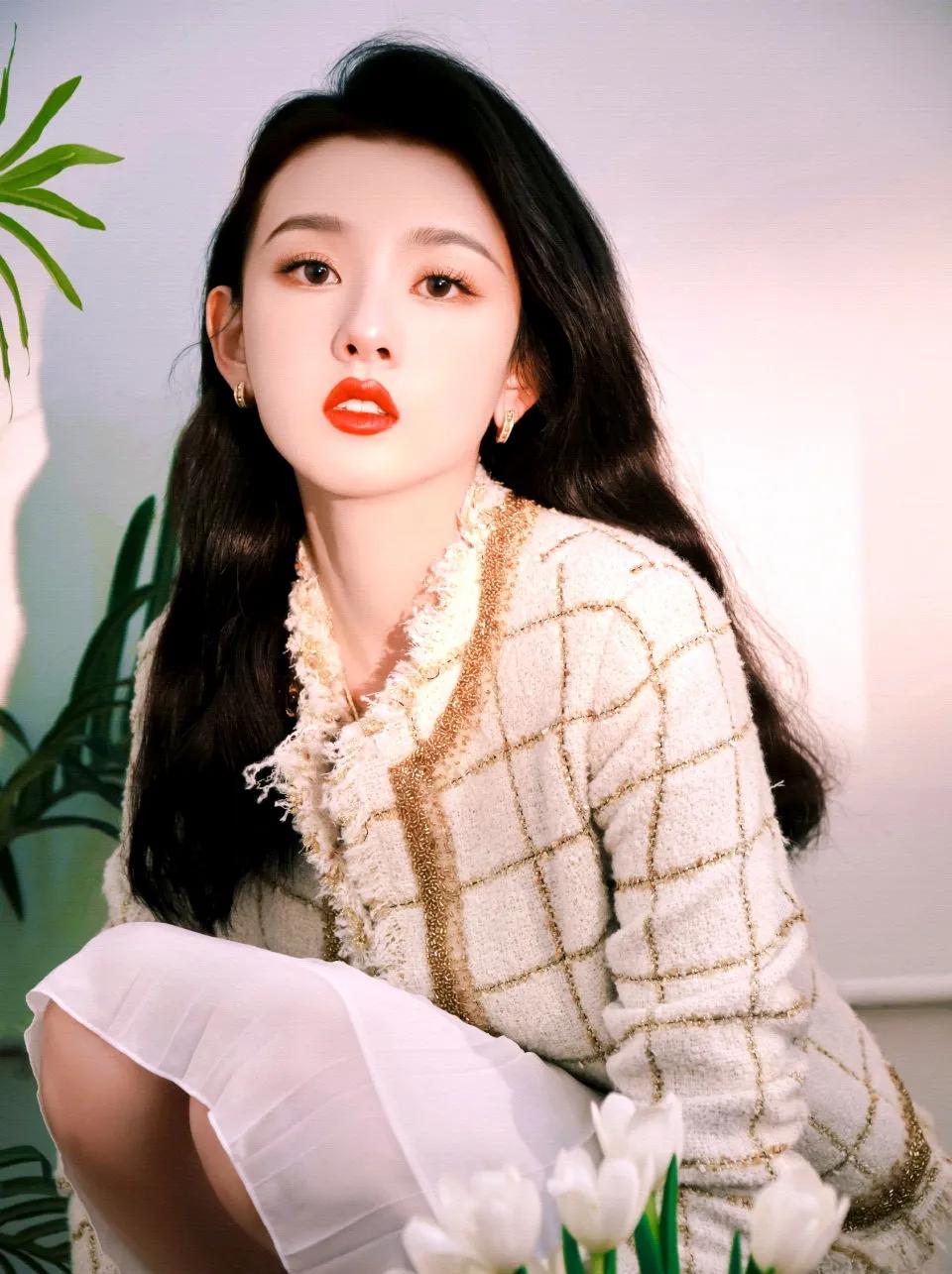 雅诗兰黛首位中国代言人,杨幂代言雅诗兰黛粉底液是哪款