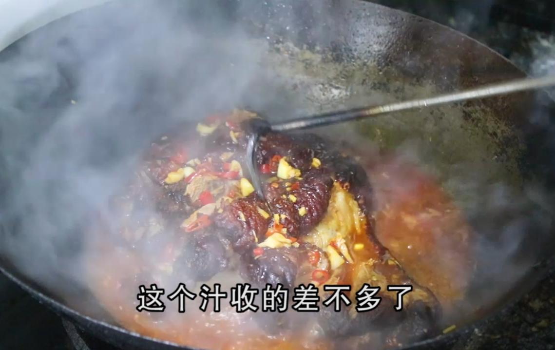 把整只猪脚往锅里一扔，做法和诀窍都告诉你，出锅馋得流口水