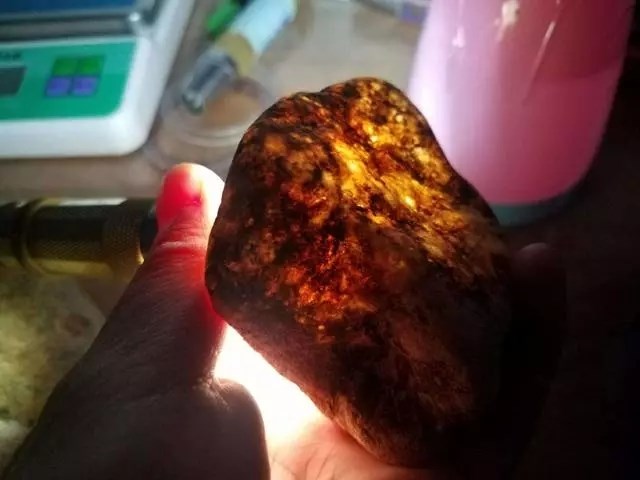 26万翡翠原石切出35条手镯,翡翠原石砍价现场切出帝王绿