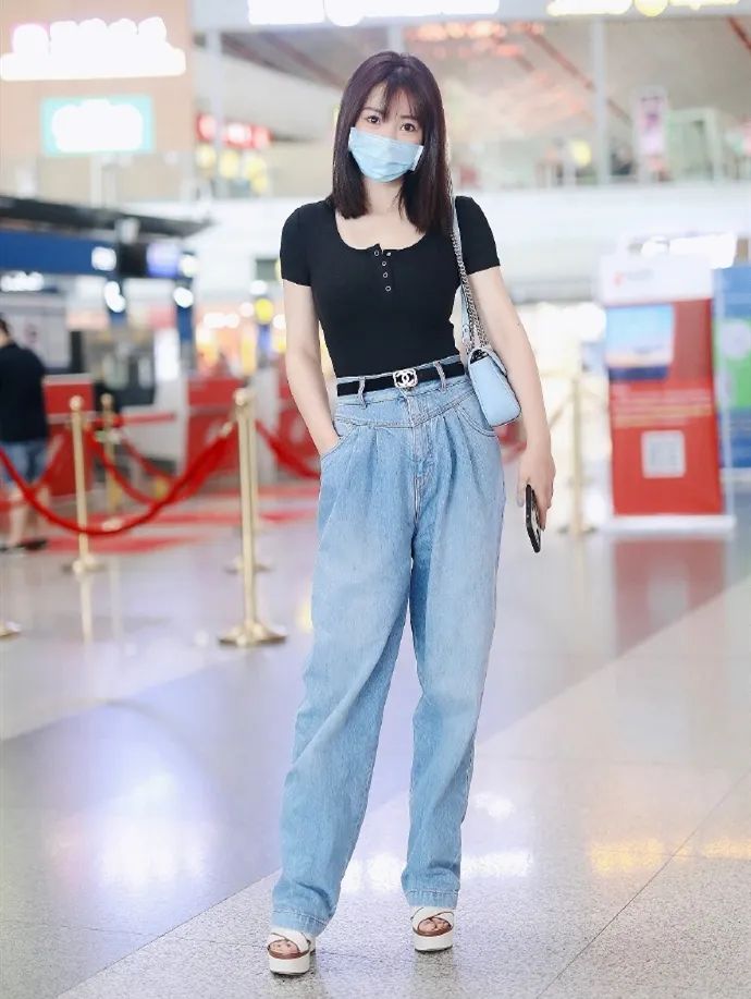 马丁靴怎样穿时髦新潮还显腿细呢,冬季马丁靴松糕鞋