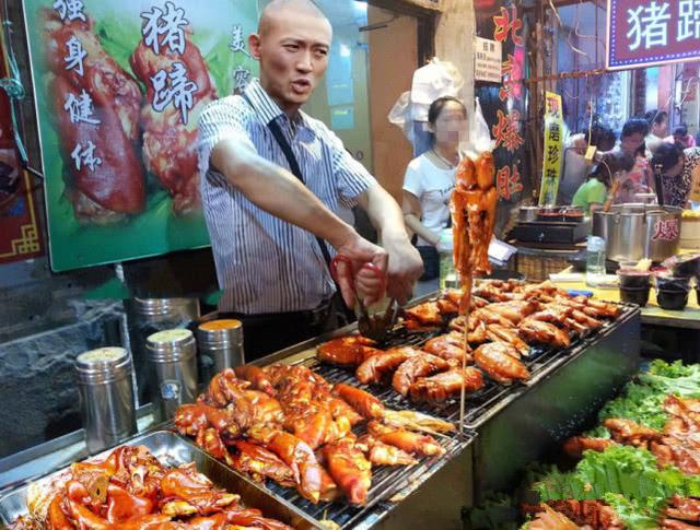 00后练摊记带你走进地摊生活,地摊练摊怎么样