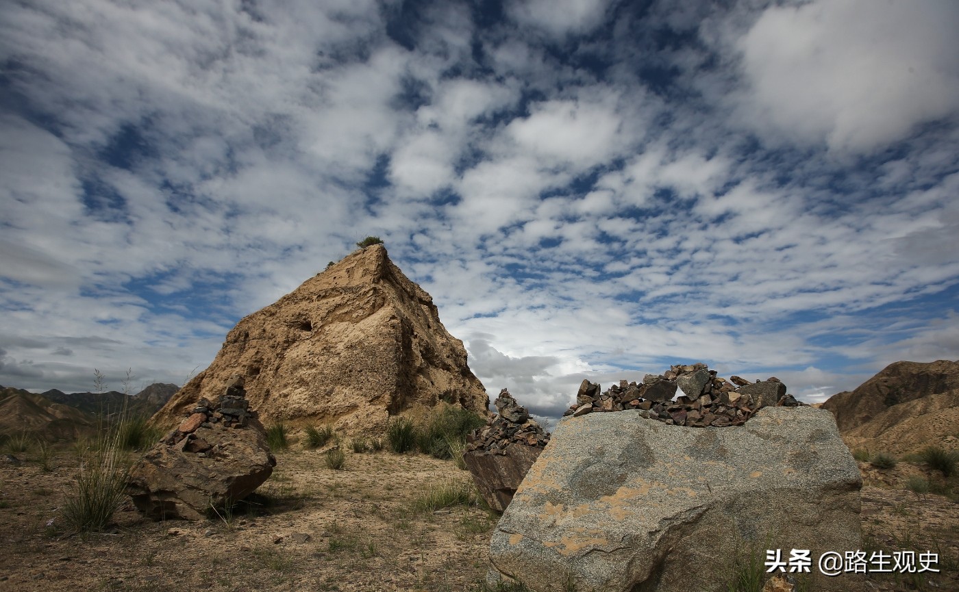 马步芳盗挖青海都兰古墓，派1个工兵营进驻，拿走金银器留下丝绸