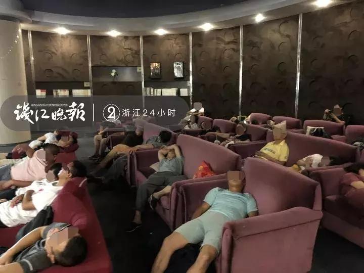 尴尬了！暑期“一座难求”的杭州图书馆，却出现这样一幕！真的合适吗？