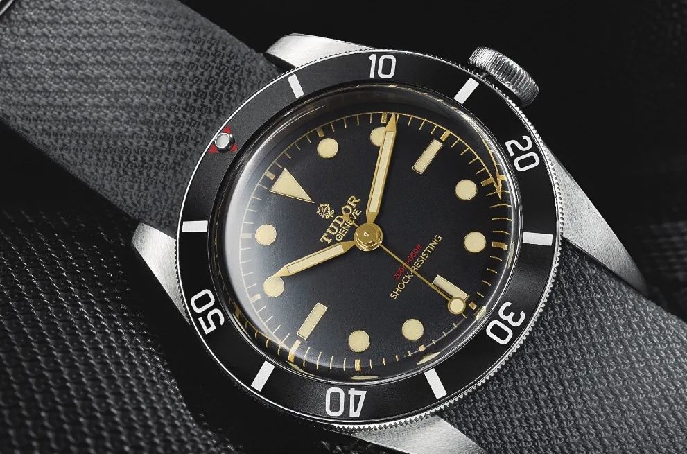 帝舵25407和25600,帝舵风尚黑盘和蓝盘该怎么选